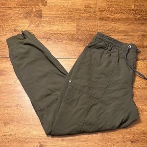 Koi jogger scrub set